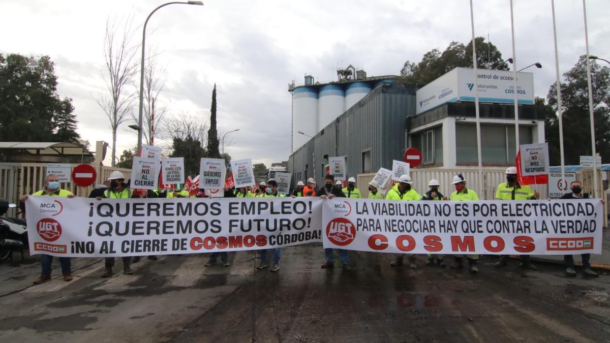 Los trabajadores de Cosmos protestan a las puertas de la cementera.