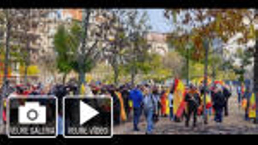 Unes 150 persones es manifesten a favor de la Constitució al centre de Girona