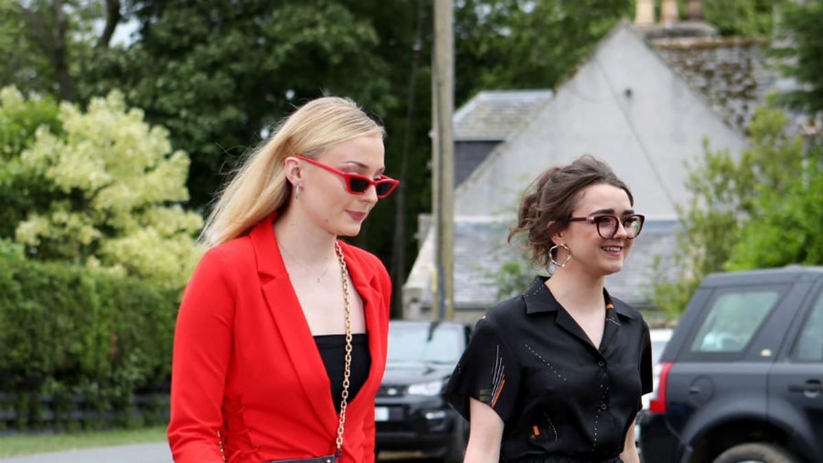 Sophie Turner y Maisie Williams en la boda de Kit Harington y Rose Leslie