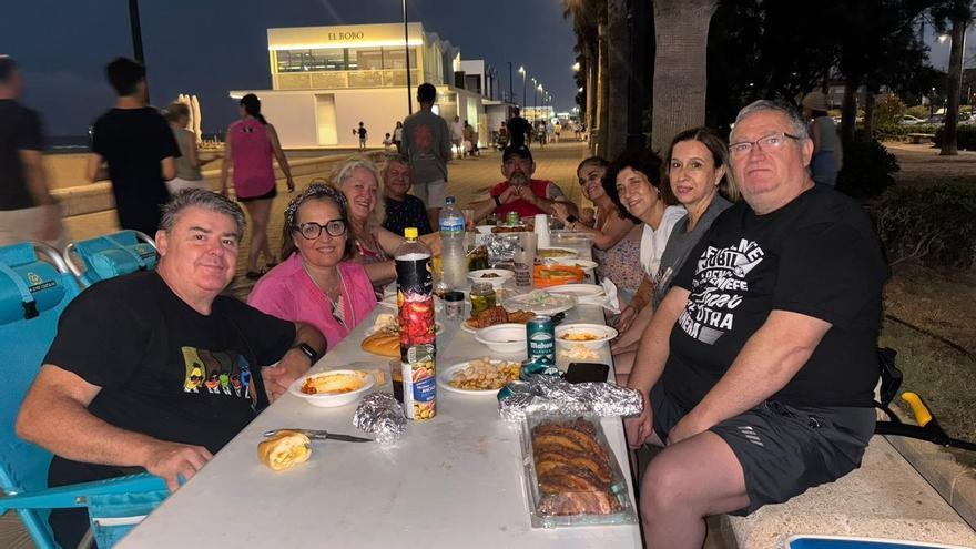 "Sopar a la fresca" junto al mar: la tradición valenciana que llena la Malva-rosa cada verano