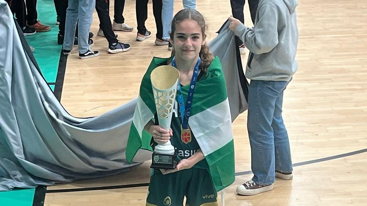 Victoria García, con el trofeo de campeona de España mini.