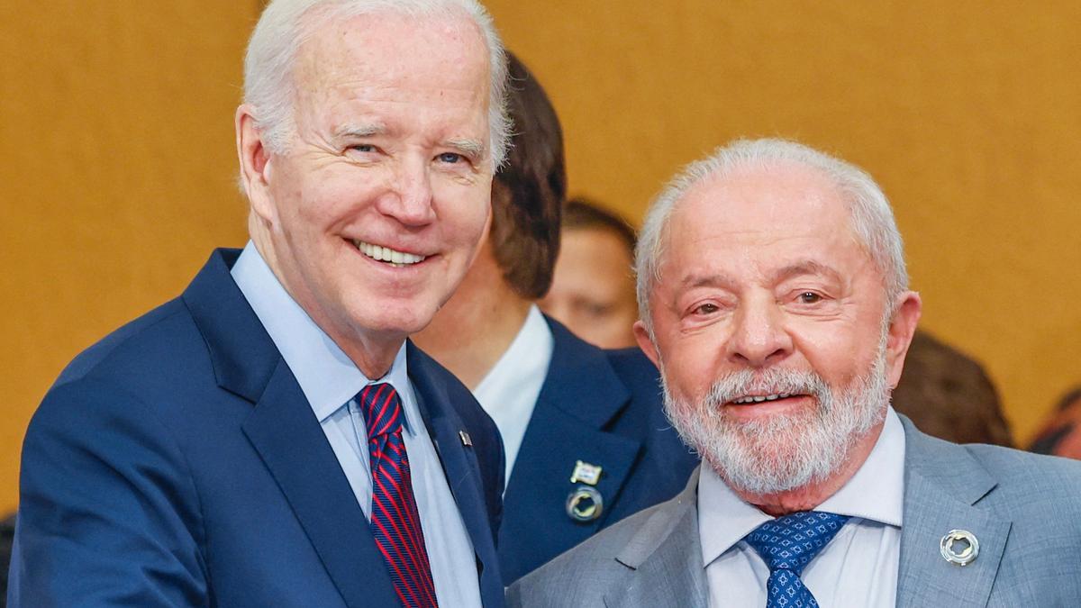 El presidente de EEUU, Joe Biden (izquierda), y su homólogo brasileño, Inacio Lula da Silva, en la cumbre del G7 en Hiroshima (Japón).