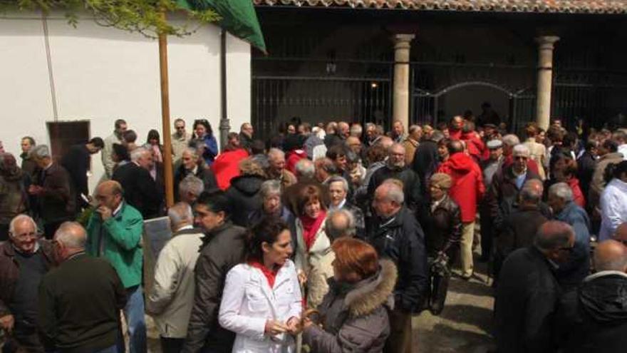 Vecinos de Villalba de la Lampreana durante una celebración religiosa.