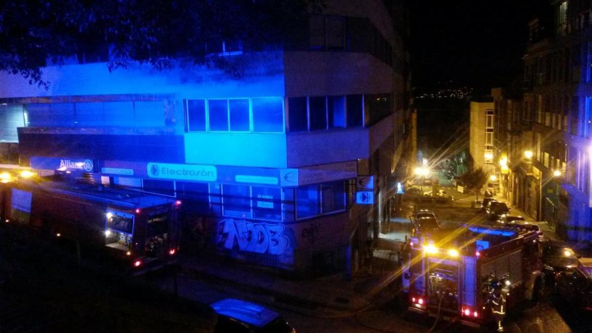 Los bomberos intervienen en Joaquín Lóriga. // José Lores