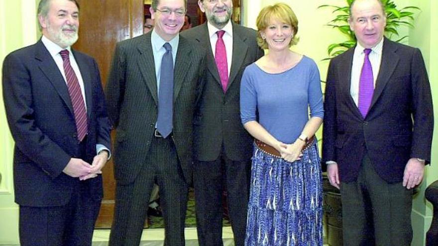 Una foto ya imposible: Mayor Oreja, Gallardón, Rajoy, Aguirre y Rato, en febrero de 2003.