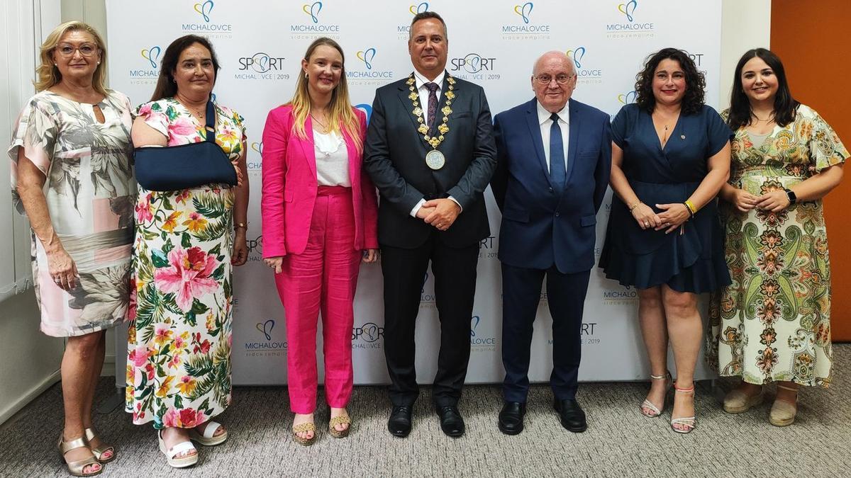 Los integrantes de la delegación vila-realense, con la vicealcaldesa Maria Fajardo a la cabeza, con el alcalde de Michalovce, Moroslav Dufinec.