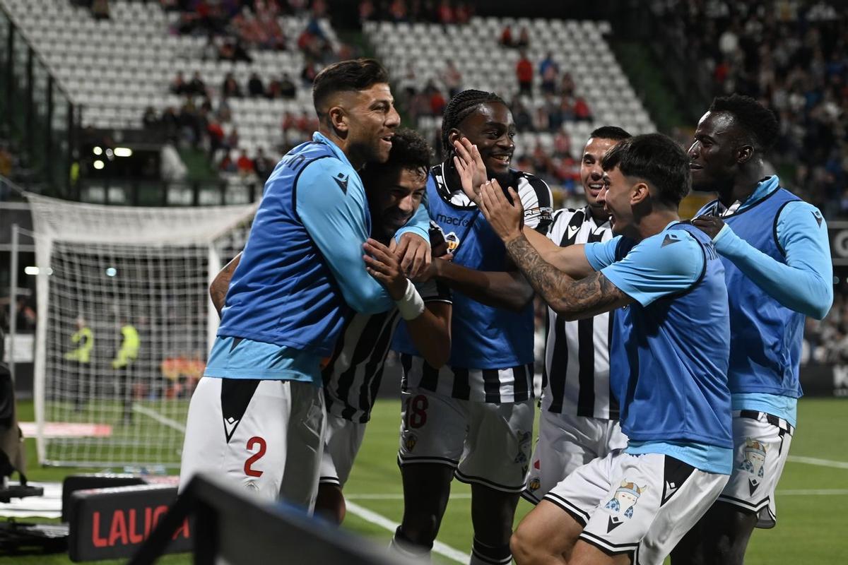 Zarfino, Lottin, Gonzalo Pastor, Traoré... los suplentes se unen a la celebración con Alberto y Suero.