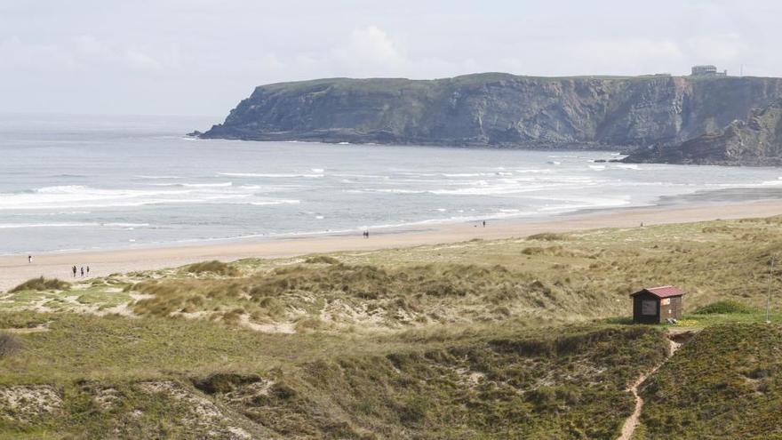 Rescatados cuatro menores y una mujer cuando estaban en riesgo en la playa de Xagó