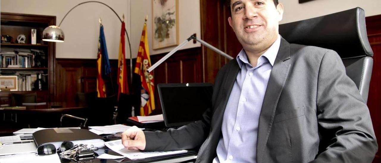 El alcalde de Alcoi, Antonio Francés, en el transcurso de la entrevista concedida a este diario en su despacho de la Casa Consistorial.