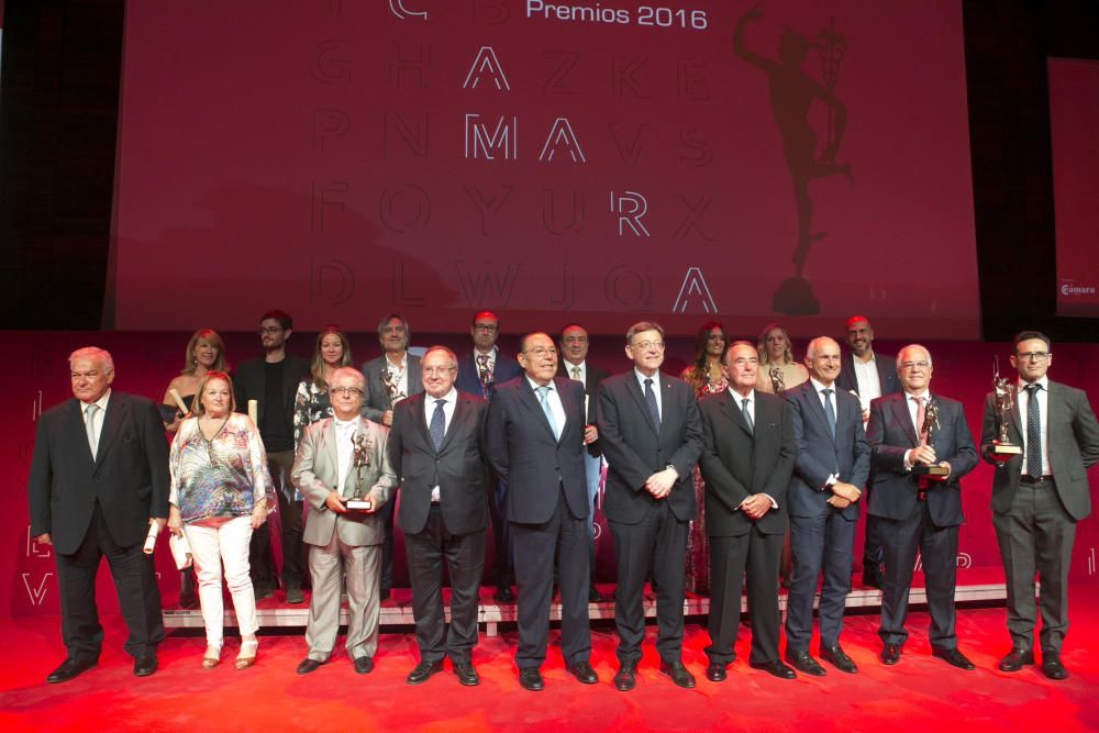 Los galardonados durante la Noche de la Economía, junto al presidente Puig, los representantes de la Cámara y el director territorial del Sabadell, Jaime Matas.