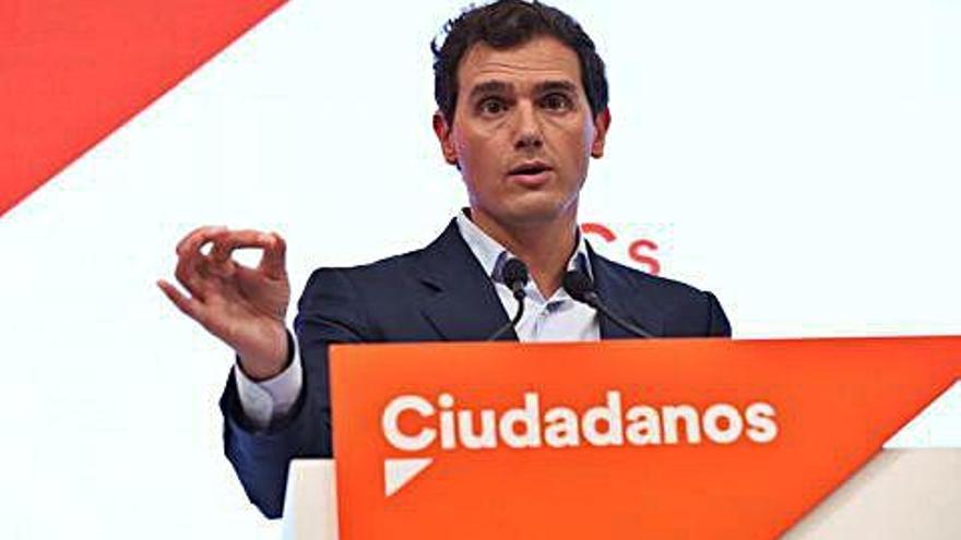 Rivera explicant la seva proposta al PP