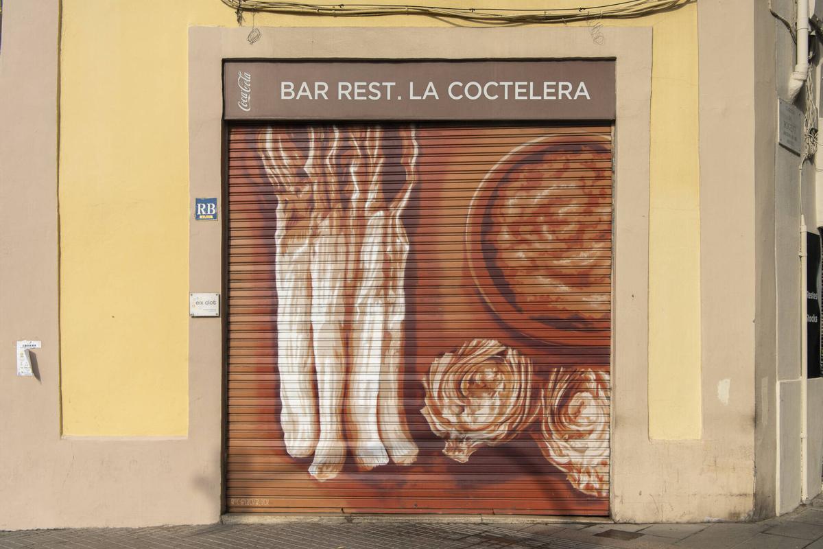 Persiana del bar restaurante La Costelera, en la calle Aragó, 609, pintada por el artista Roc Blackblock. Barcelona, 11 de agosto de 2026. Foto: Belén González / EP