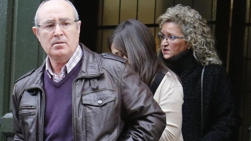 El Policía Nacional jubilado, Pedro Mielgo y su mujer, Elena Morandeira, salen de la Audiencia Provincial