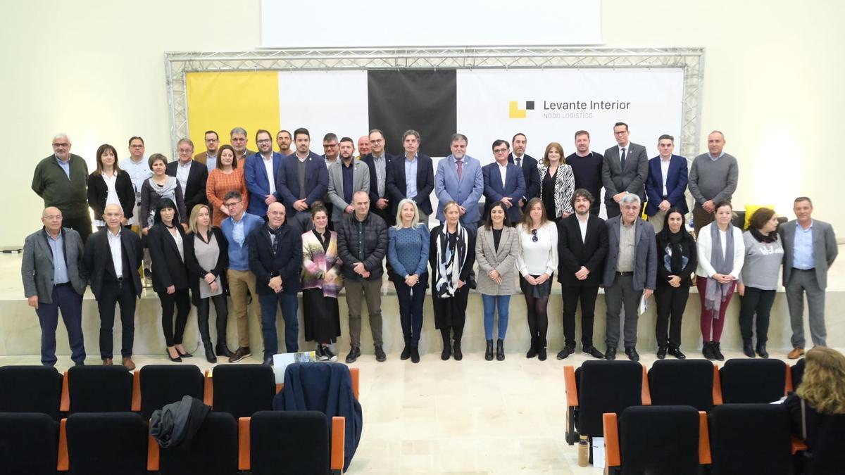 Los asistentes a la presentación del puerto seco del Corredor Mediterráneo en Villena.