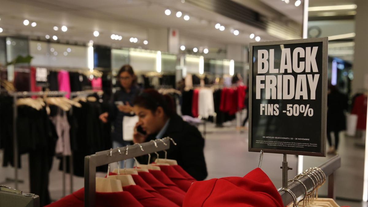 Un anuncio de 50% de descuento por el Black Friday en una cadena de ropa
