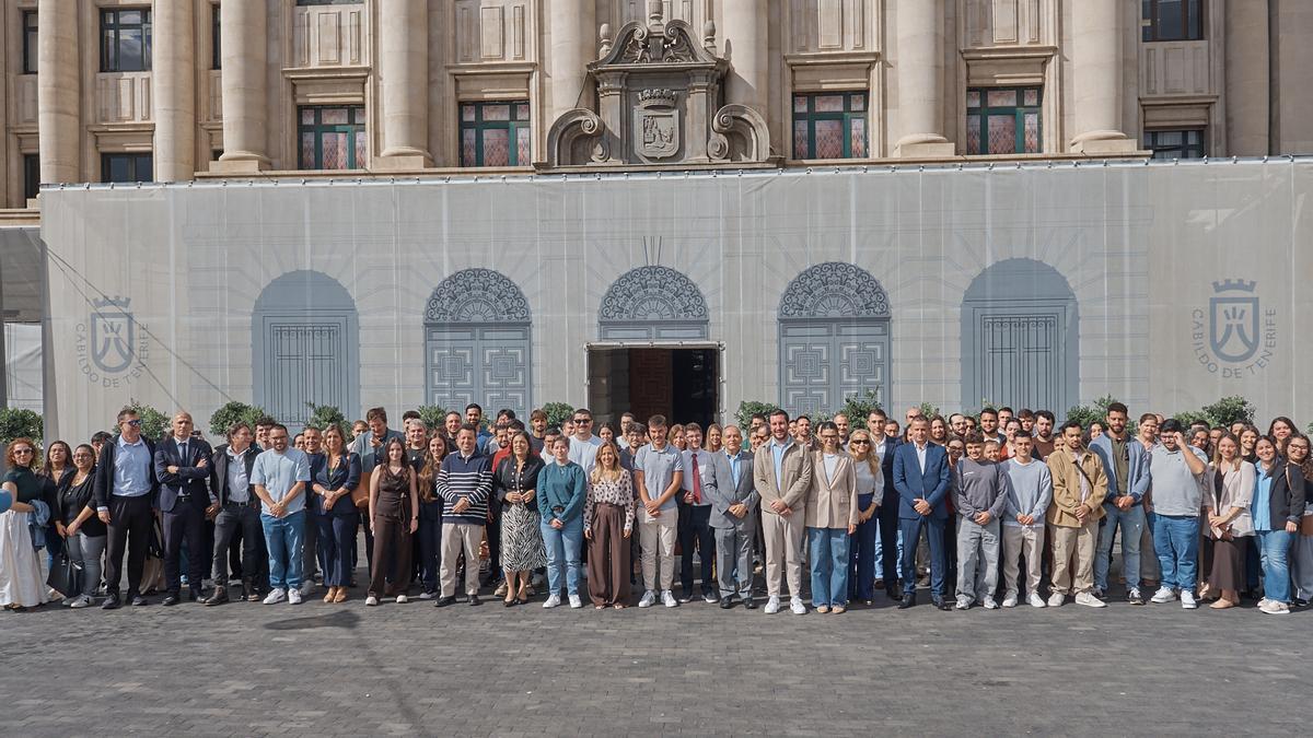 Foto de grupo de los participantes en el Proyecto Practica que ofrece el primer empleo durante un año en el sector público del Cabildo de Tenerife a un centenar de jóvenes de la Isla.