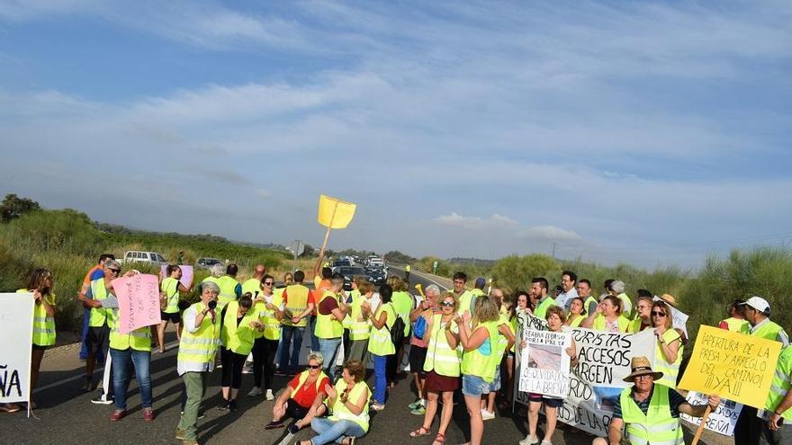 Cortan la A-431 durante hora y media para pedir la reapertura al tráfico de la presa La Breña II