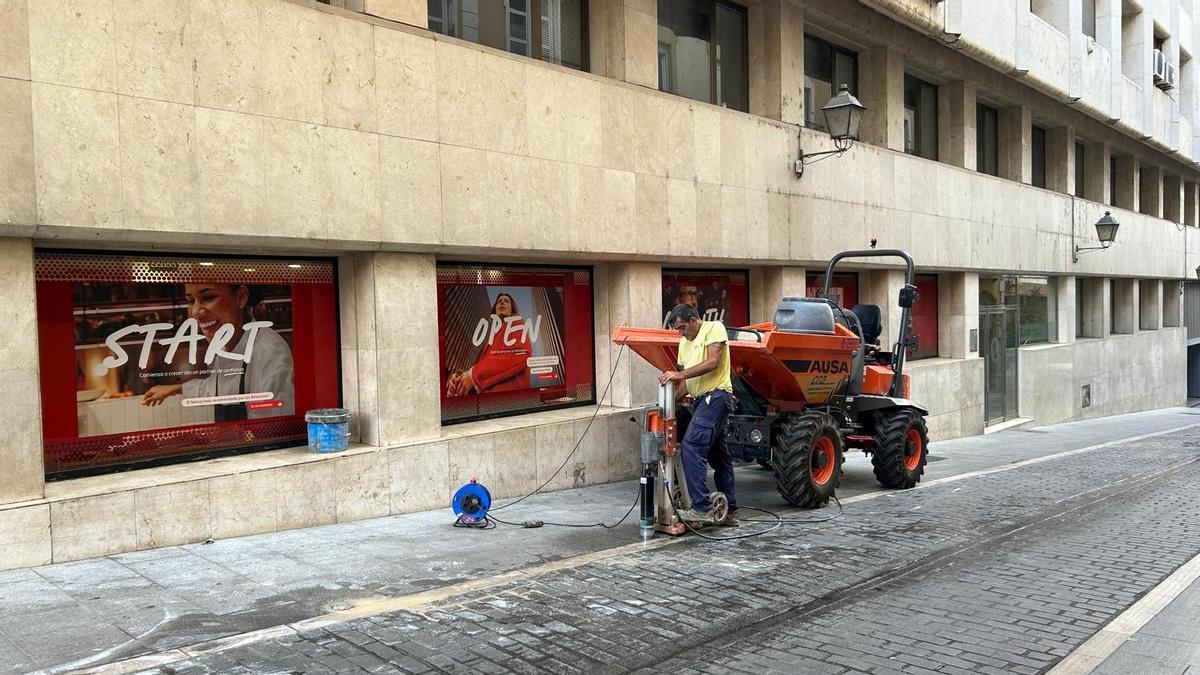 Un operario realizando los trabajos previos a la instalación de los bolardos.