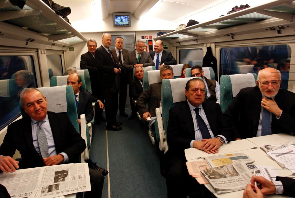 Federico Félix, Vicente Boluda y Juan Roig, junto a otros empresarios valencianos, camino de la cumbre por el corredor mediterráneo.