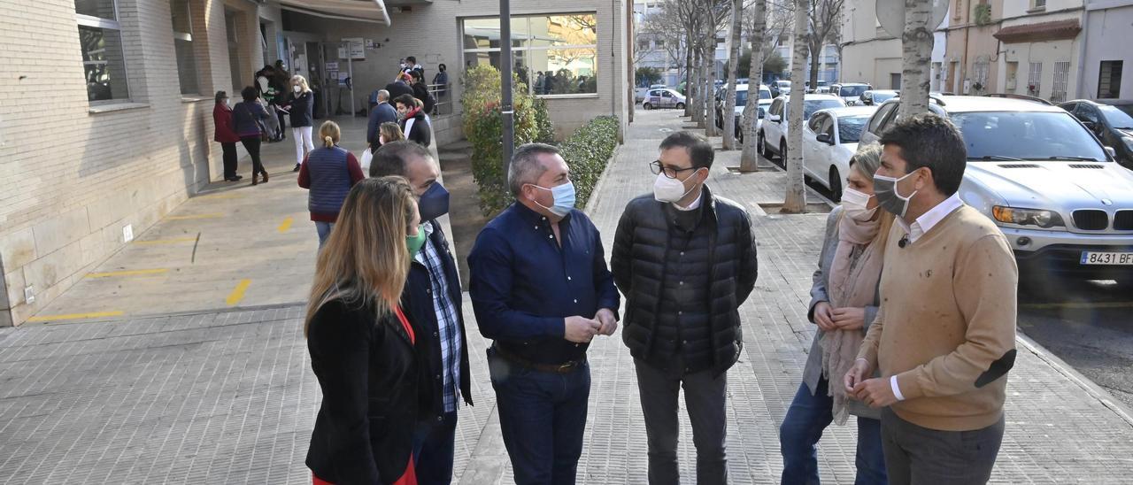 El presidente del PPCV, Carlos Mazón (dcha), visitó ayer el centro de salud Palleter de Castelló