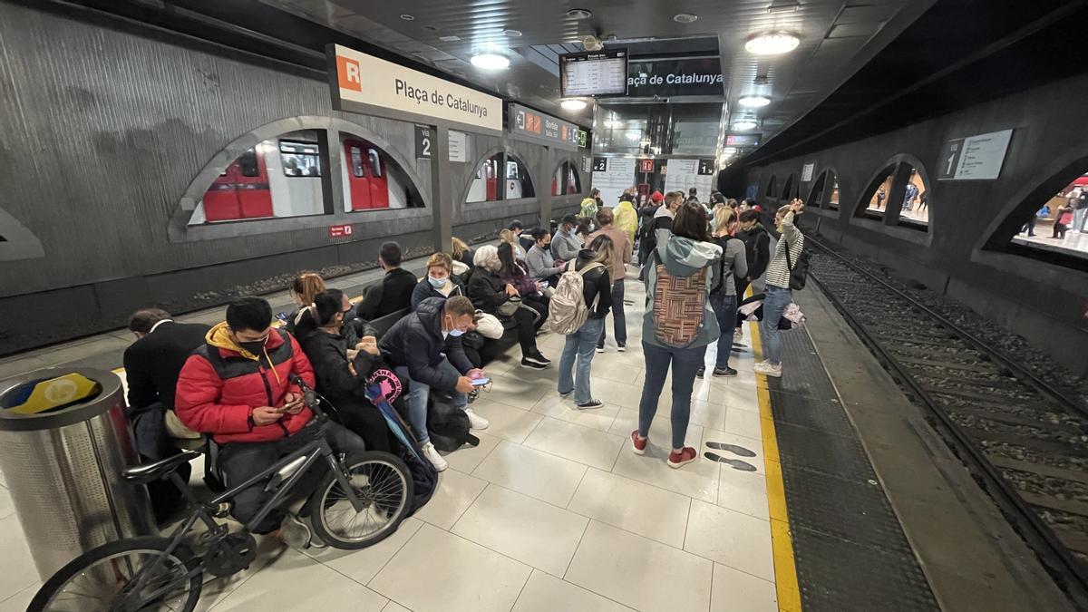 Retards en les línies R-1, R-3 i R-4 de Rodalies a Barcelona per un problema a la catenària