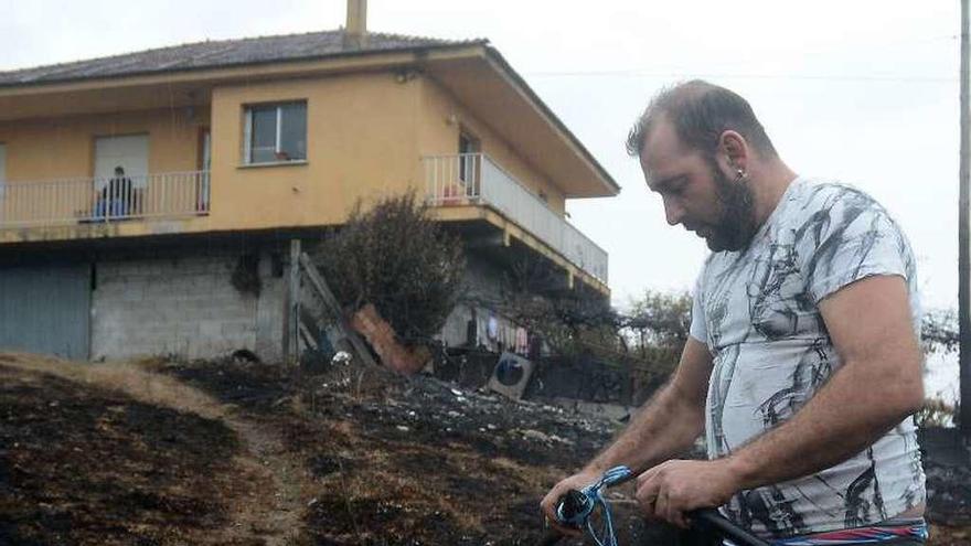 Un afectado por los incendios en el lugar de Parada. //Rafa Vázquuez