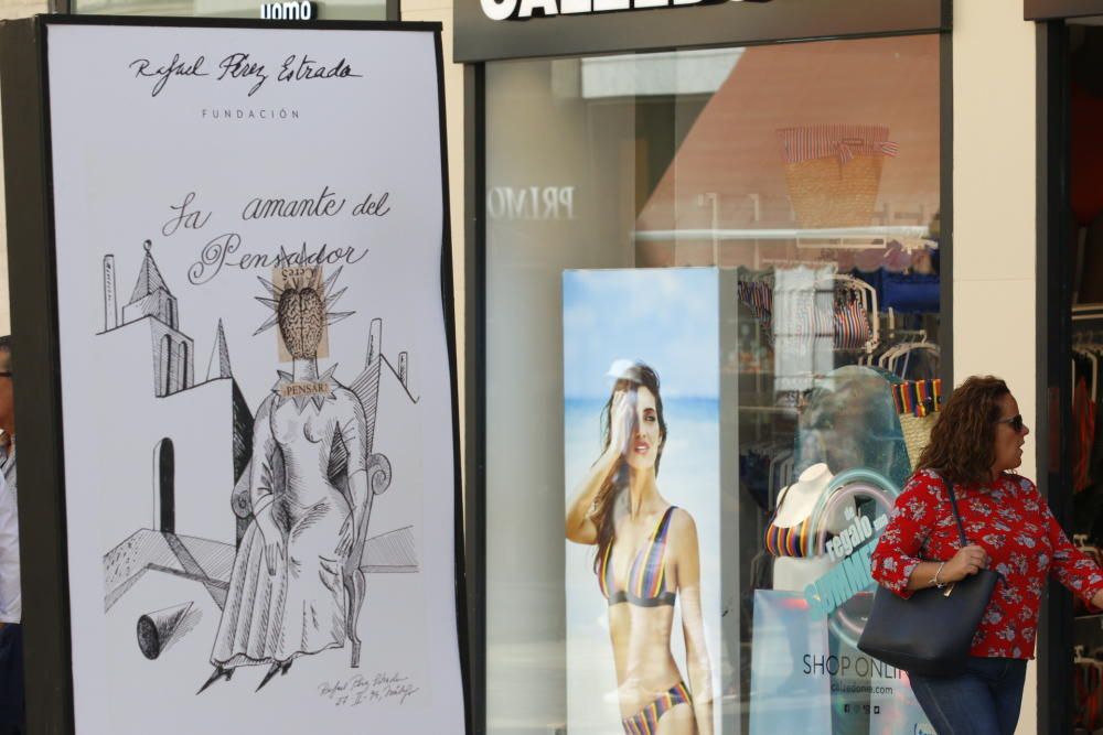 Esta muestra estará en la calle Larios durante 15 días, coincidiendo con el aniversario de la muerte de Pérez Estrada, en el año 2000.