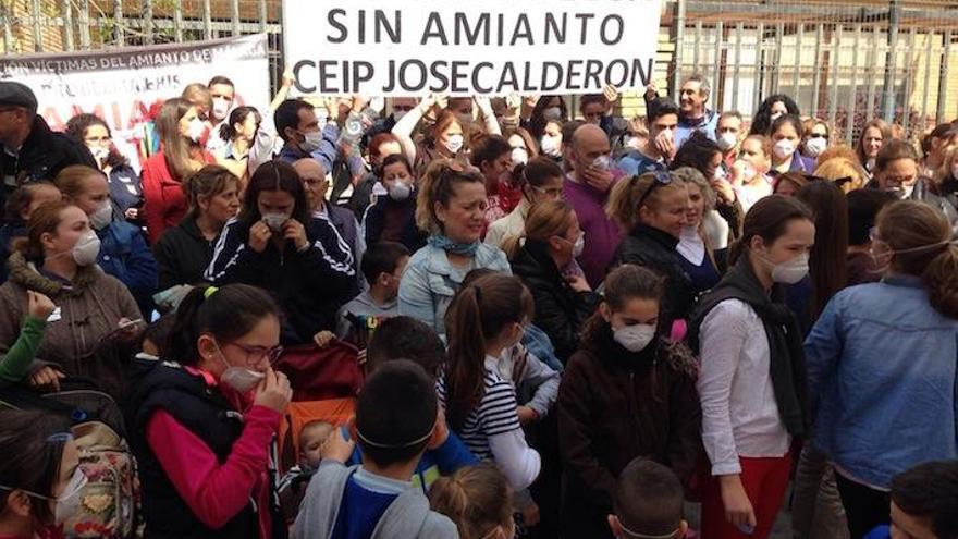 Padres y niños con mascarillas, ayer en el colegio José Calderón.