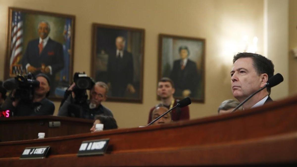 James Corney testifica ante el Congreso.