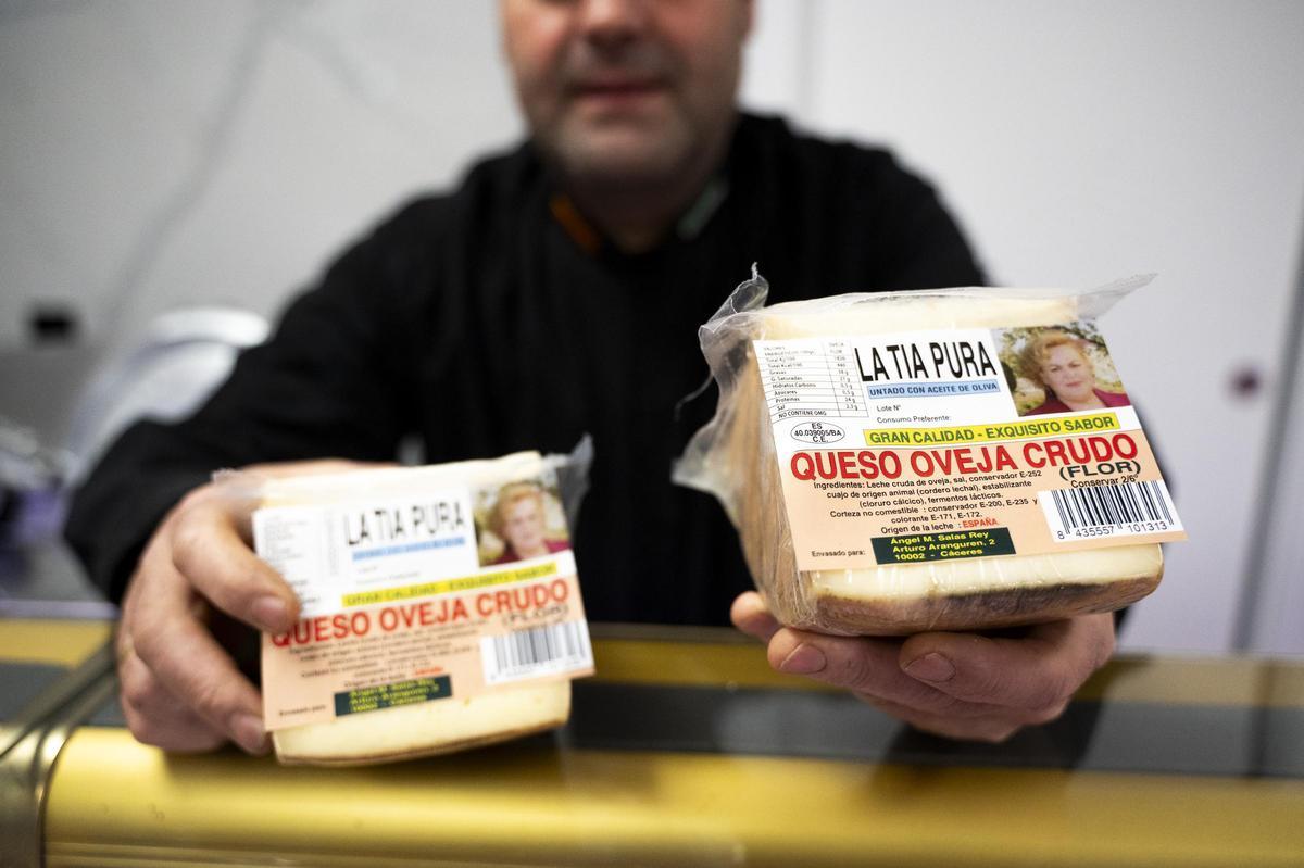Manuel muestra el queso de la tía Pura, un producto único en homenaje a su madre.