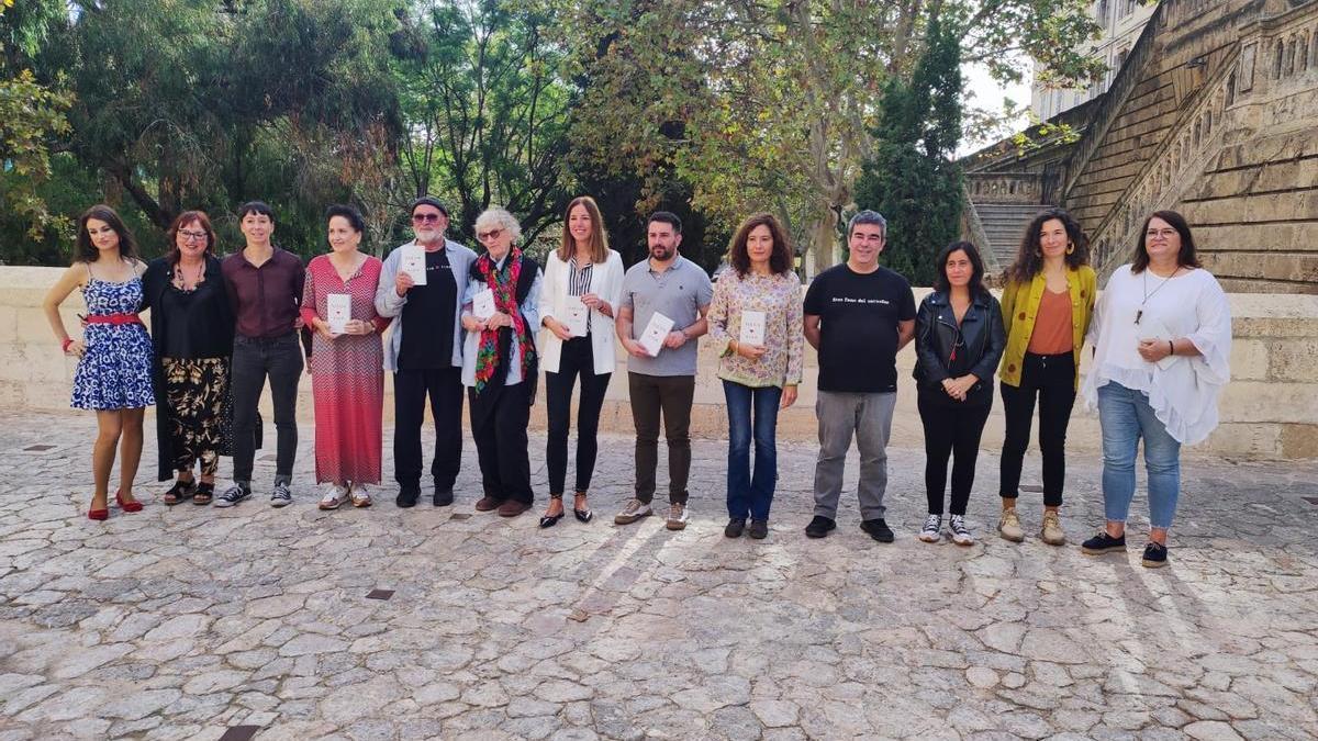 Foto de familia de los poetas y responsables del Festival de Poesia de la Mediterrània 2023