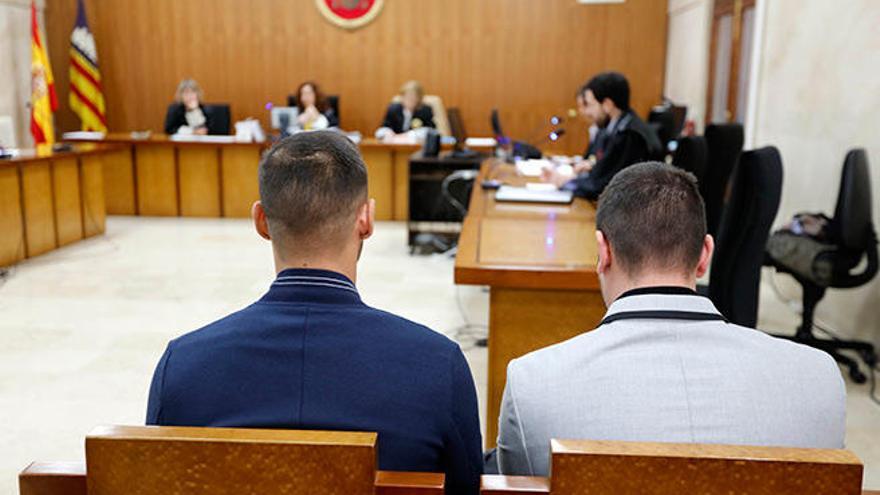 Los dos jóvenes acusados, ayer durante la vista oral en la Audiencia de Palma.