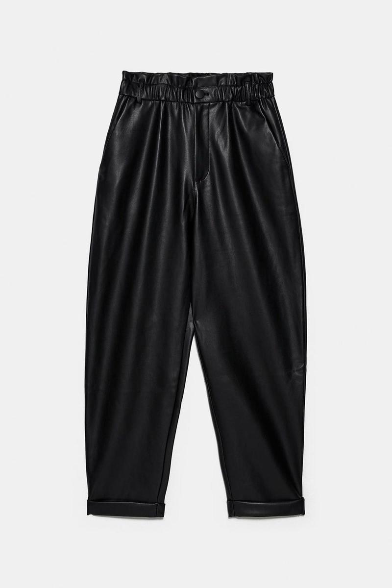 Pantalones de efecto piel de Zara. (Precio rebajado: 17,99 euros)