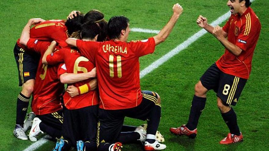 Xabi, a la derecha, celebra con sus compañeros de la selección el gol de Torres a Alemania en la final.