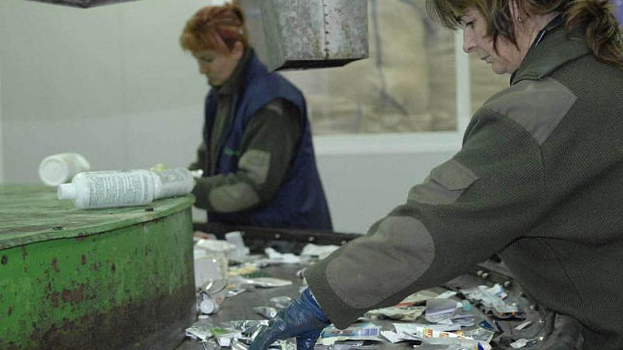 Operarias separando los envases de los medicamentos, en la planta Sigre de Cerceda. / f. mtnez