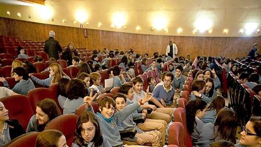 Alumnos del San Fernando, en un taller sobre carteles contra la violencia.