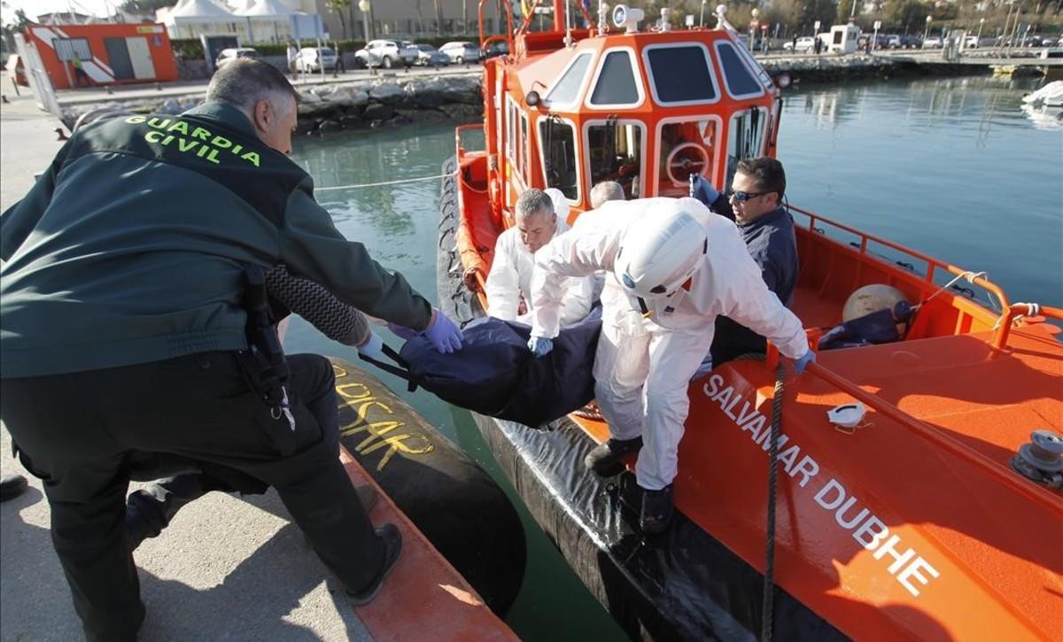 Agentes de la Guardia Civil y de Salvamento Maritimo trasladan el cadáver de uno de los inmigrantes fallecidos en aguas del Estrecho. Agentes de la Guardia Civil y de Salvamento Maritimo trasladan el cadáver de uno de los inmigrantes fallecidos en aguas del Estrecho.