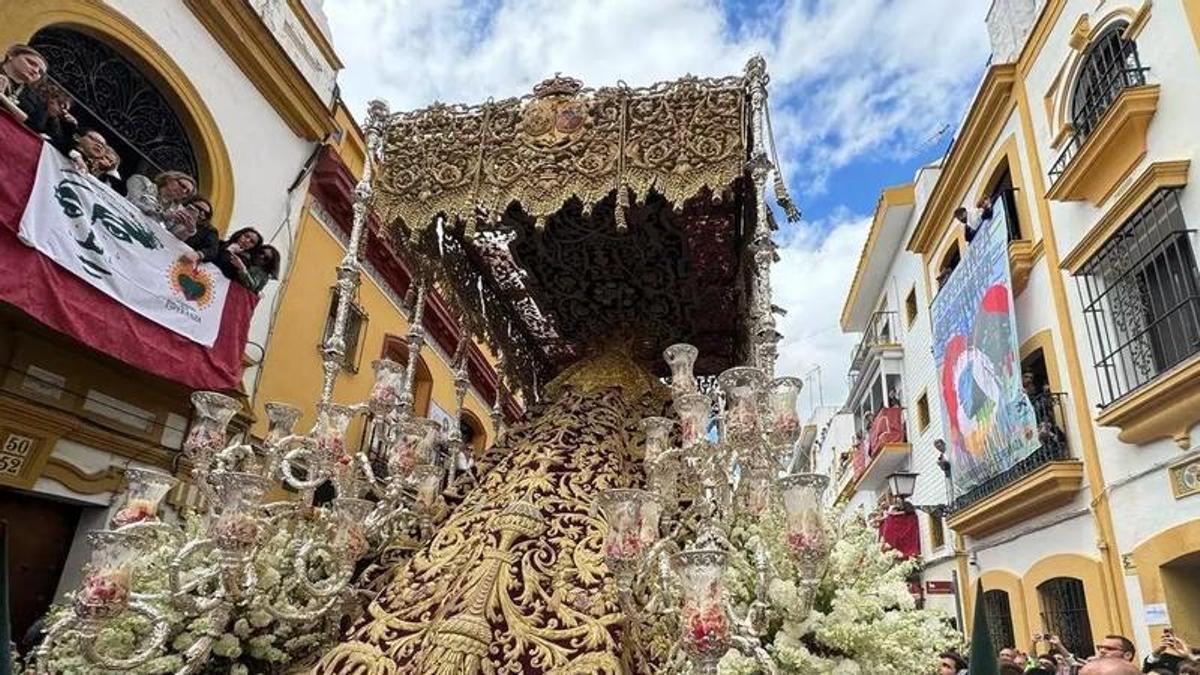 La Esperanza de Triana en la calle Pureza en la mañana del Viernes Santo.