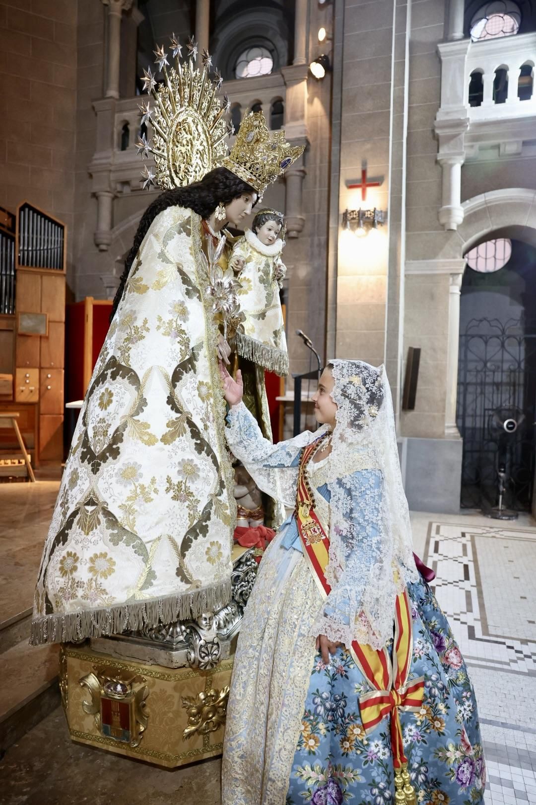El Besamanos de falleras mayores y cortes 2024, en imágenes