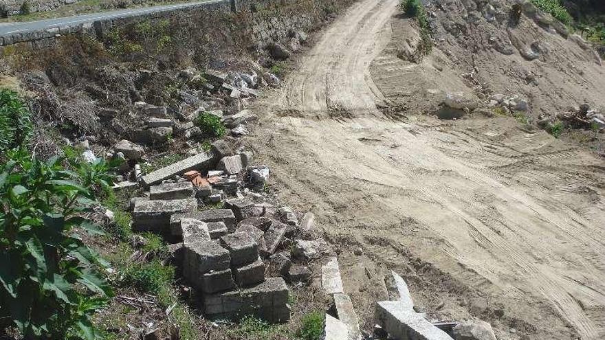 Escombros depositados en la finca . // Fdv