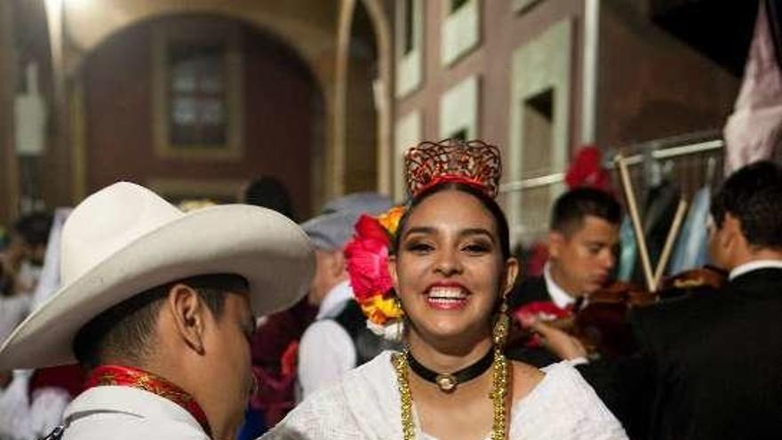 Una bailarina mexicana, con su compañero guitarrista, antes de salir a escena.