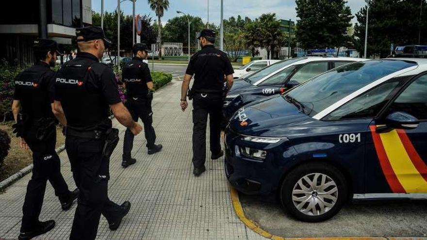 Los policías en prácticas se incorporaron en la comisaría el pasado mes de julio. // Iñaki Abella