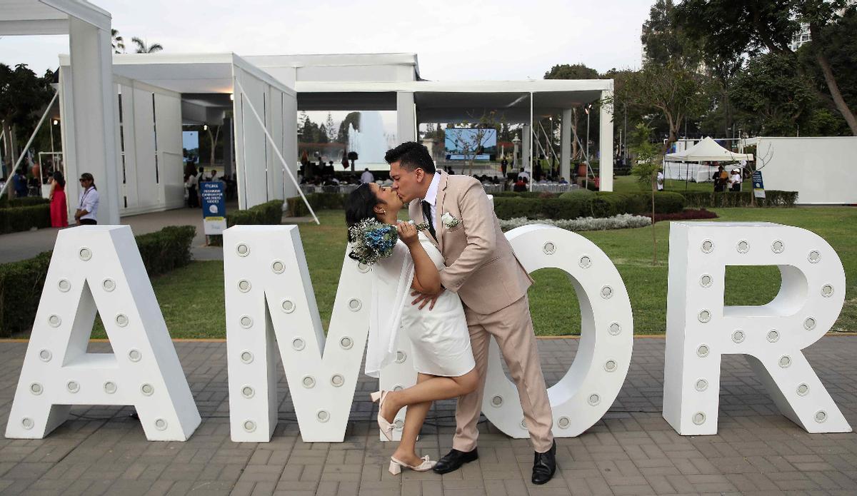 Una pareja celebra el día de San Valentín renovando sus voto nupcionales.