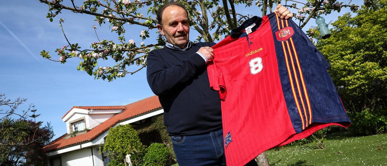 Tino Argumosa, con la camiseta que vistió Luis Enrique en el España-Islas Feroe de El Molinón, en 1999.