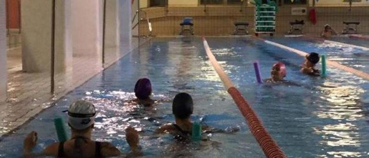 Usuarias de la piscina cuando estaba abierta. | | LP/DLP