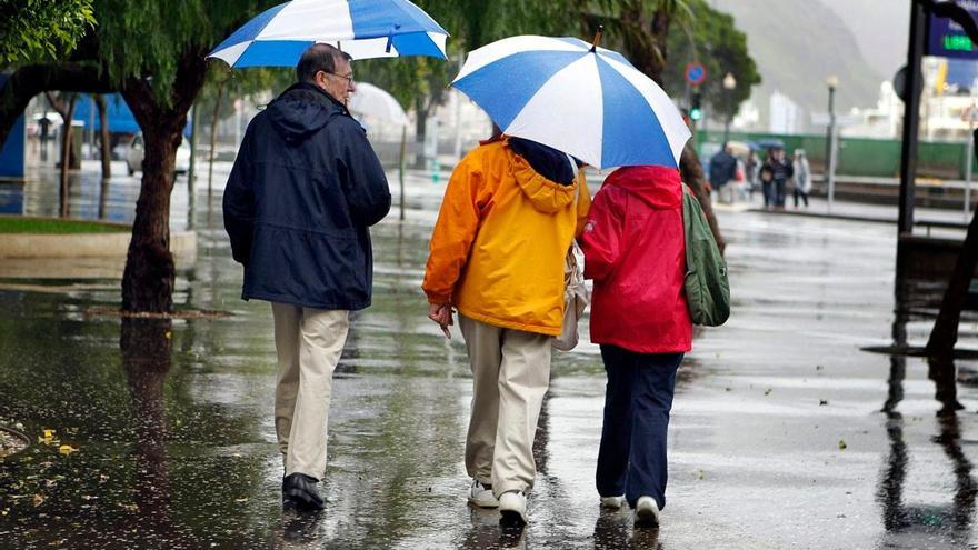 Varias personas con paraguas en un día lluvioso. / EFE