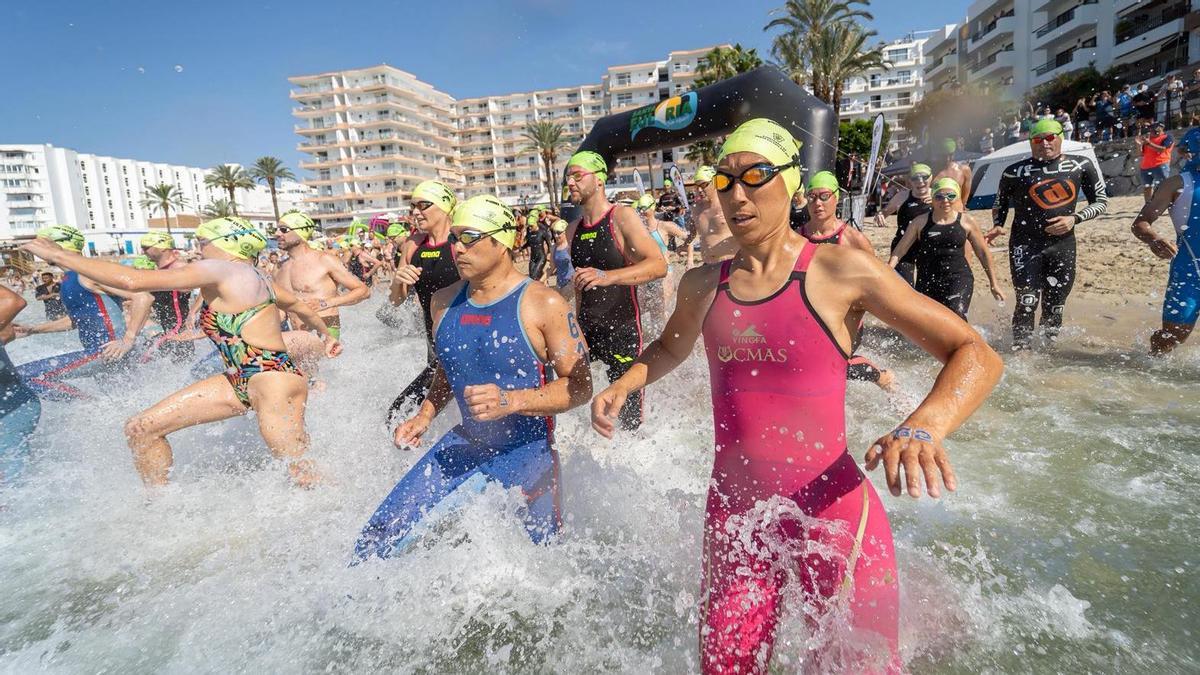 Más de 150 nadadores arrancan la mini Ultraswim Ibiza y tercera etapa de la Copa de España de aguas abiertas.