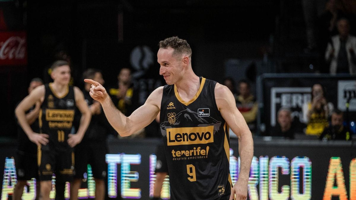 Marcelinho Huertas celebra sobre la pista su récord de asistencias en ACB.