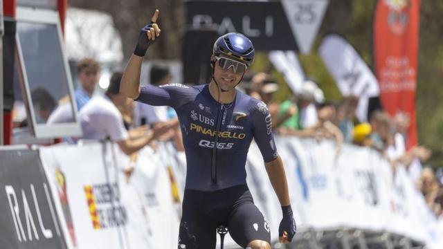 Marcel Camprubí celebra su victoria en el campeonato de España.  |