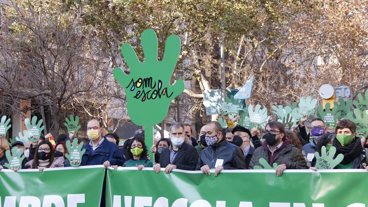 Som Escola i sindicats majoritaris, a la capçalera de la manifestació per la immersió